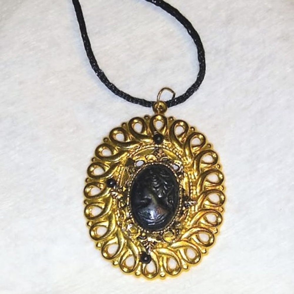 Black Right-Faced Victorian Style Cameo Pendant + FREE Ring - Picture 10 of 16